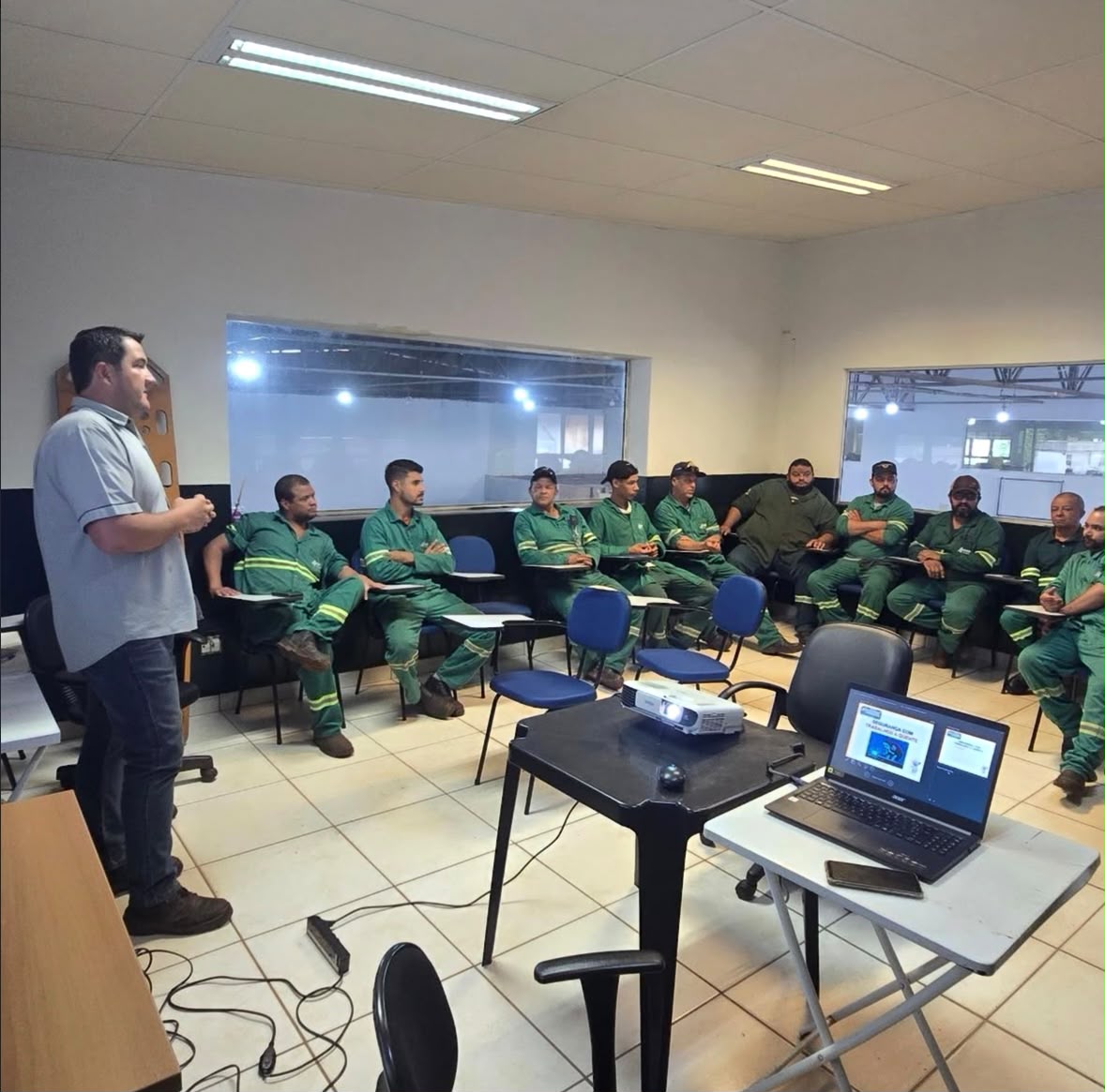 Treinamento de colaboradores conduzido pela AT Assessoria e Consultoria